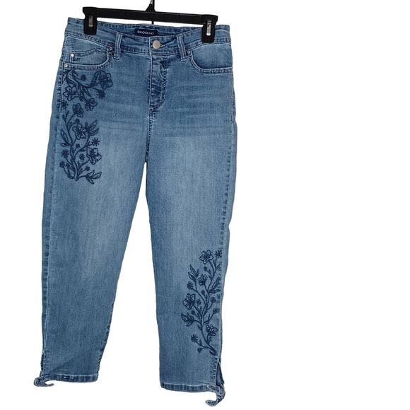 Bandolino Capris with Floral Embroidery EUC - Picture 2 of 8